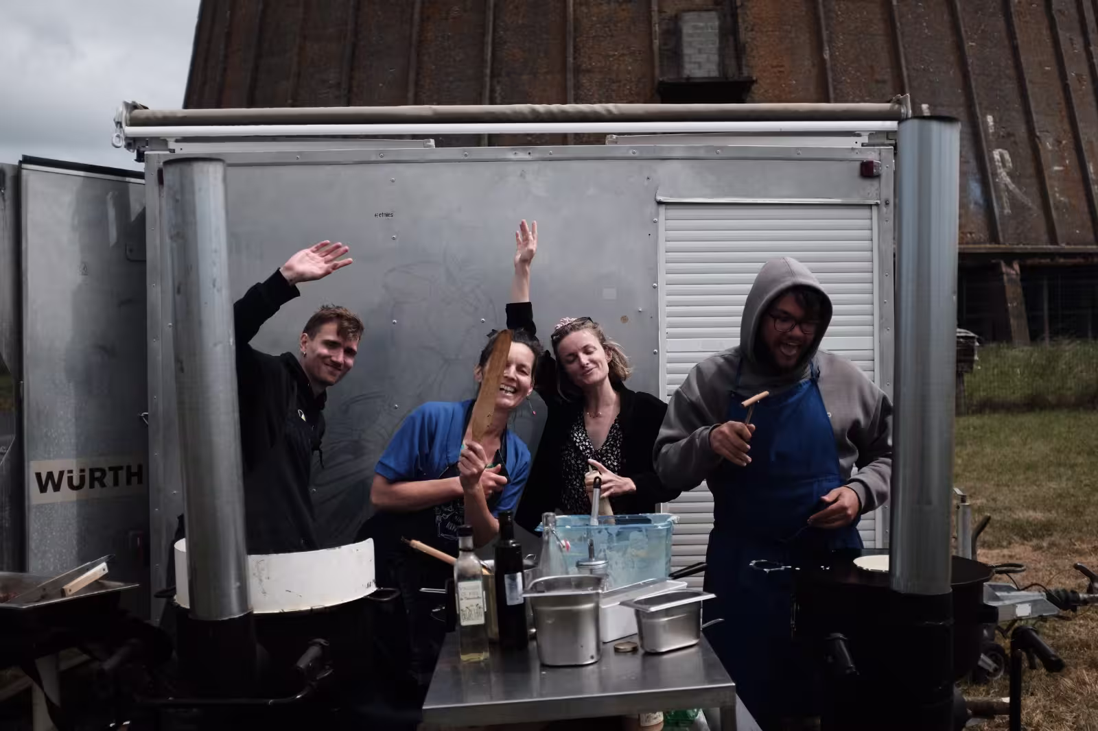 une joyeuse équipe accompagne la cuisine mobile lowtech