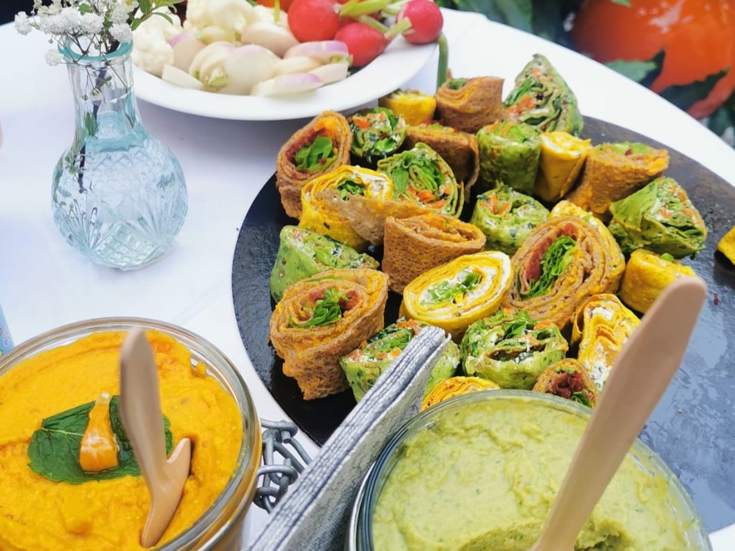 des wraps fait maison avec des crepes et galettes de couleurs et une garniture goutu et rafinée